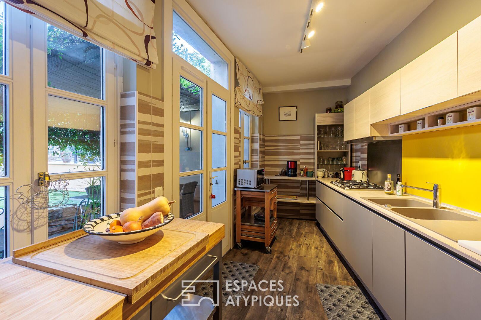 Hôtel particulier avec piscine et 4 appartements indépendants à Montélimar