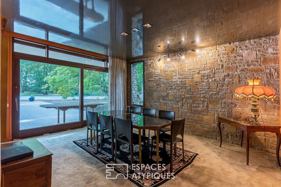 Villa d'architecte moderniste au coeur d'un parc, à Montélier