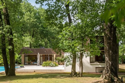 Villa d&rsquo;architecte moderniste au coeur d&rsquo;un parc, à Montélier