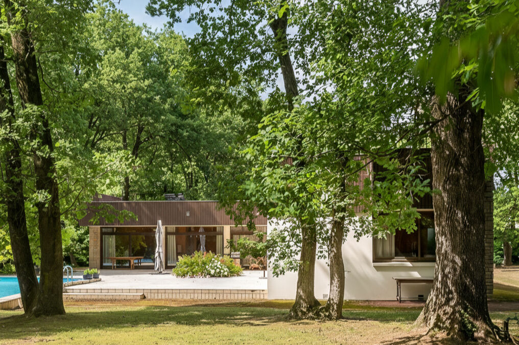 Villa d&rsquo;architecte moderniste au coeur d&rsquo;un parc, à Montélier