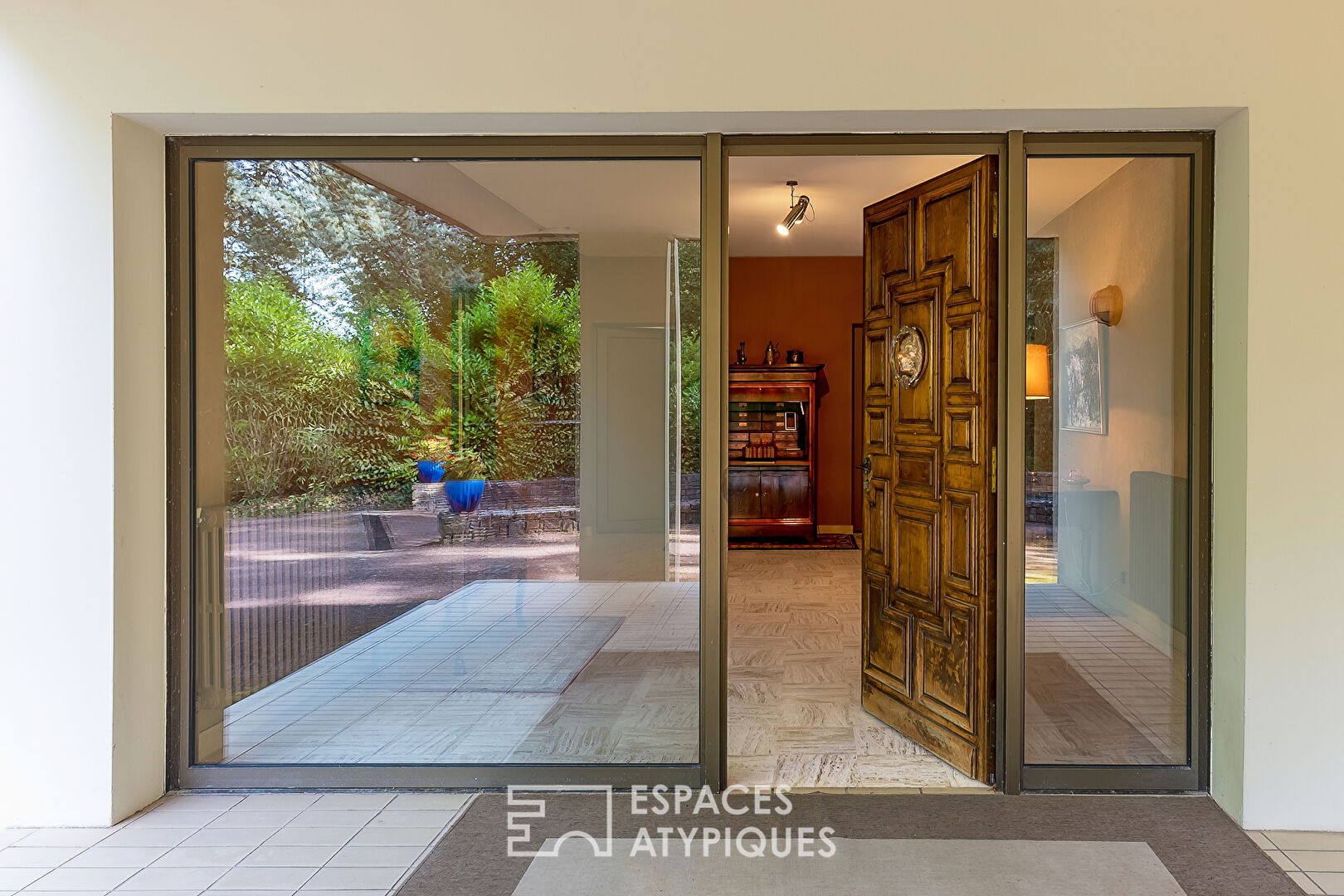 Villa d&rsquo;architecte moderniste au coeur d&rsquo;un parc, à Montélier