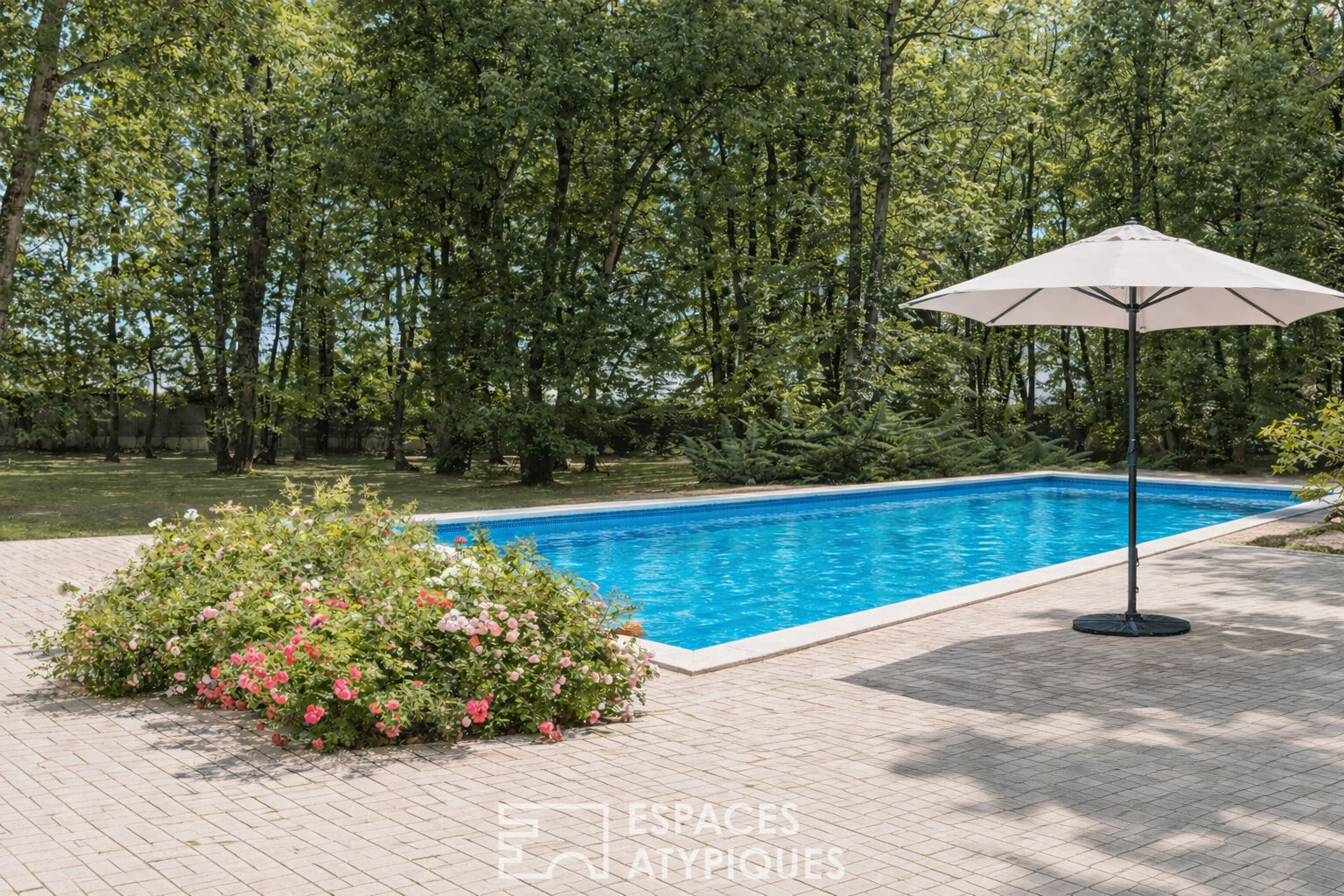 Villa d&rsquo;architecte moderniste au coeur d&rsquo;un parc, à Montélier