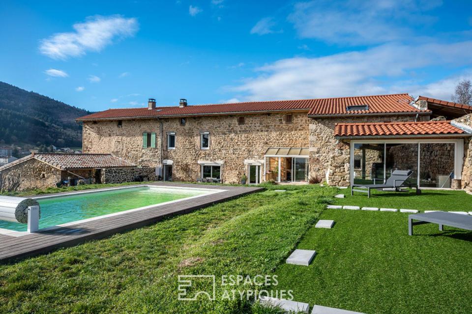 L'habitat rénové d'un ancien corps de ferme, en Ardèche