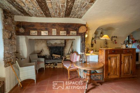Ancienne magnanerie en pierre, rénovée, nichée dans un village du sud de l’Ardèche