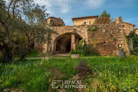 Ancienne magnanerie en pierre, rénovée, nichée dans un village du sud de l&rsquo;Ardèche