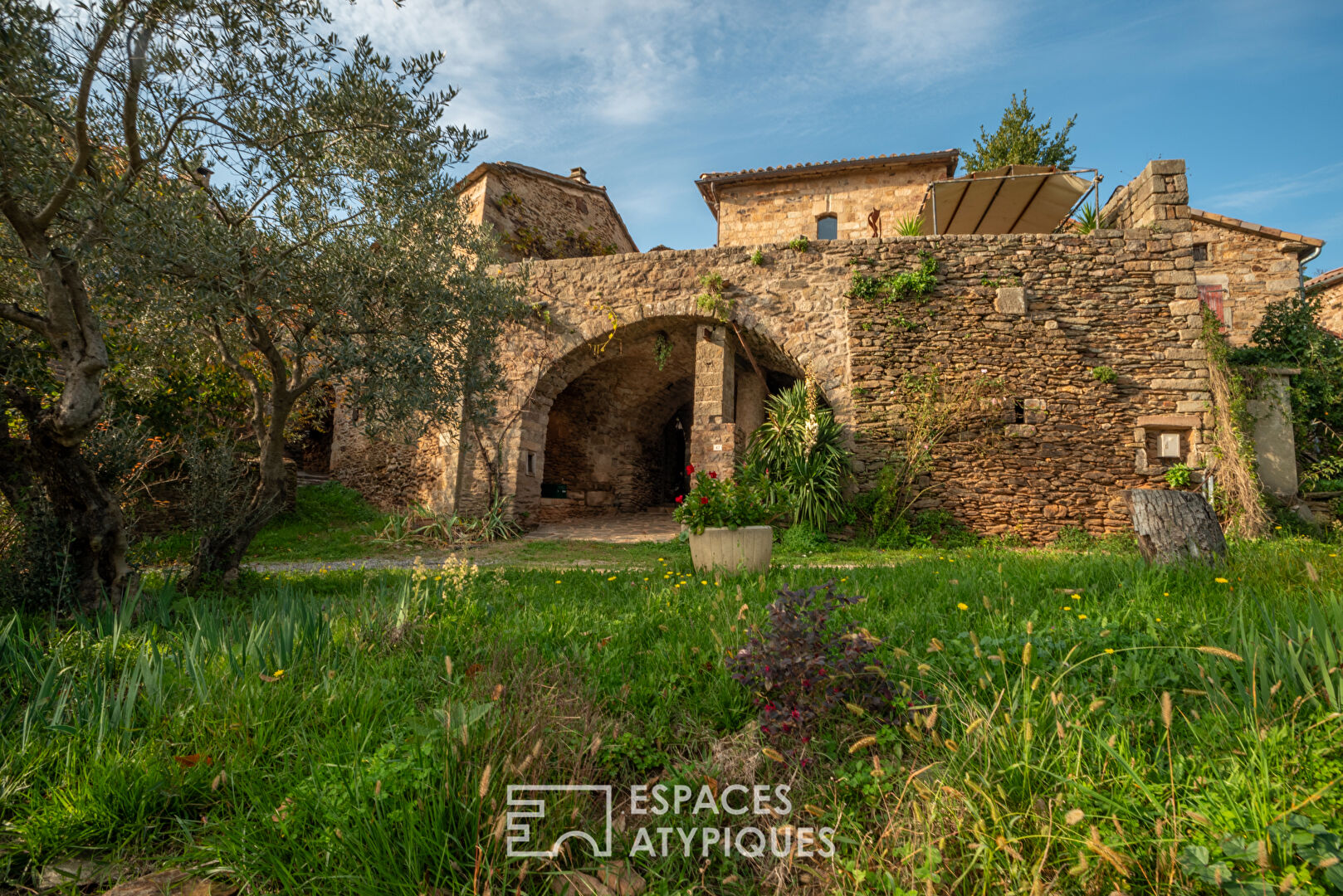 Ancienne magnanerie en pierre, rénovée, nichée dans un village du sud de l&rsquo;Ardèche