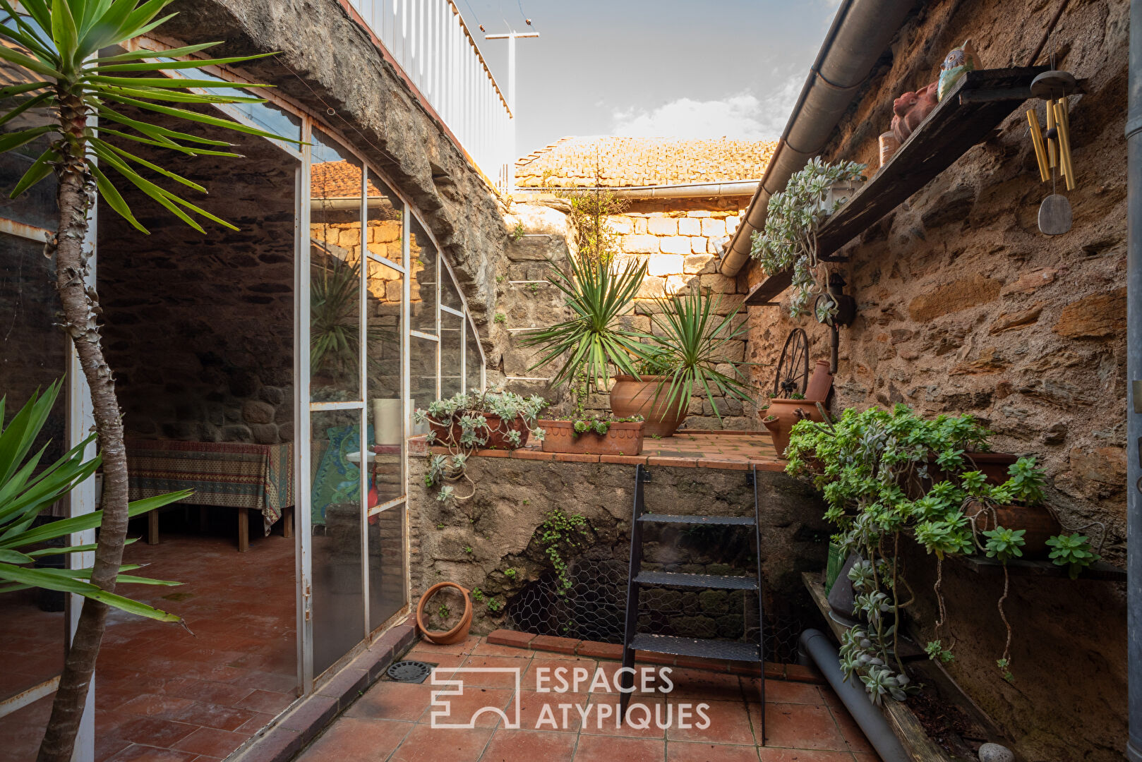 Ancienne magnanerie en pierre, rénovée, nichée dans un village du sud de l&rsquo;Ardèche