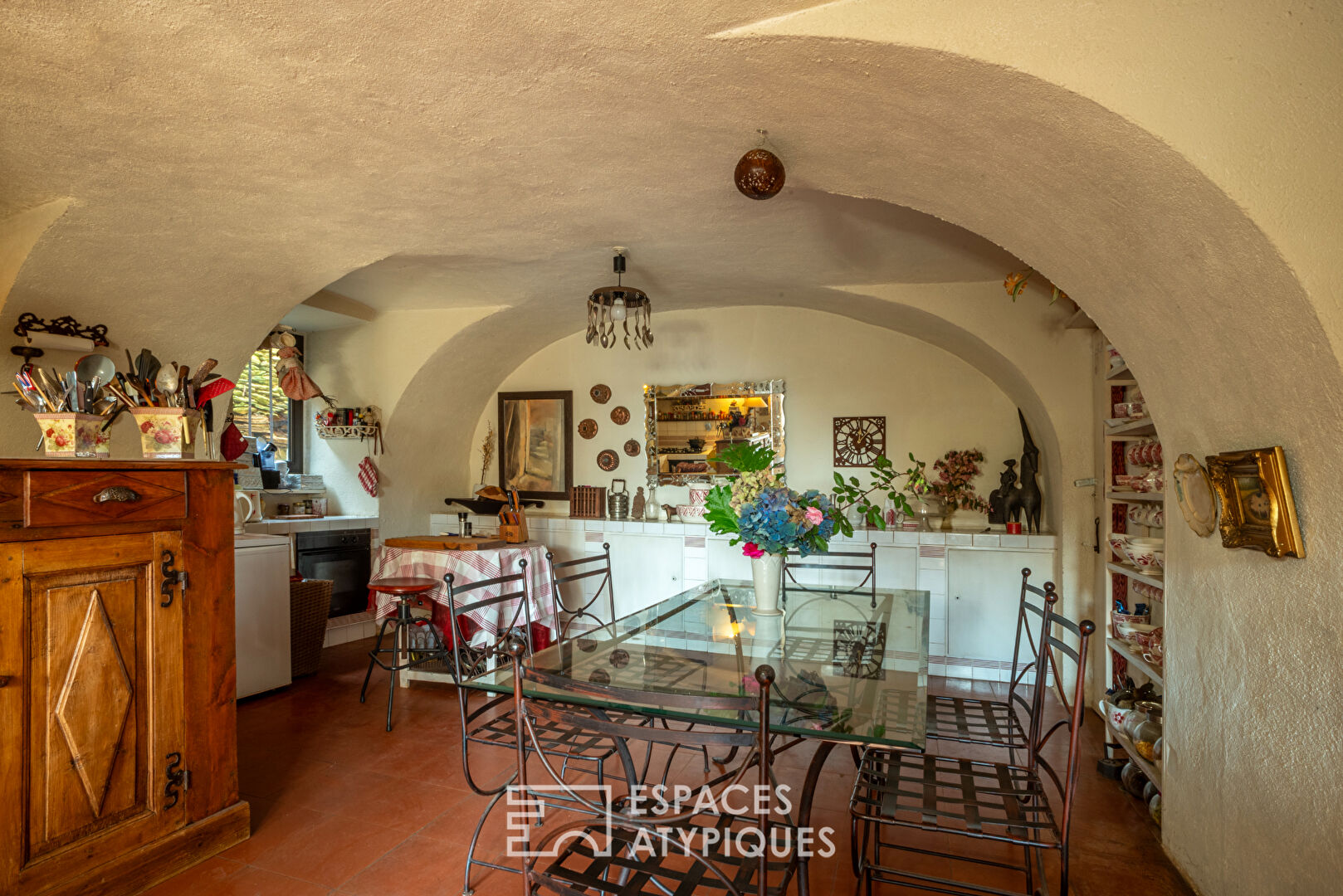 Ancienne magnanerie en pierre, rénovée, nichée dans un village du sud de l&rsquo;Ardèche