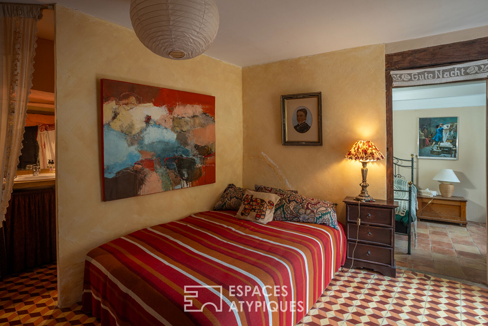 Ancienne magnanerie en pierre, rénovée, nichée dans un village du sud de l&rsquo;Ardèche