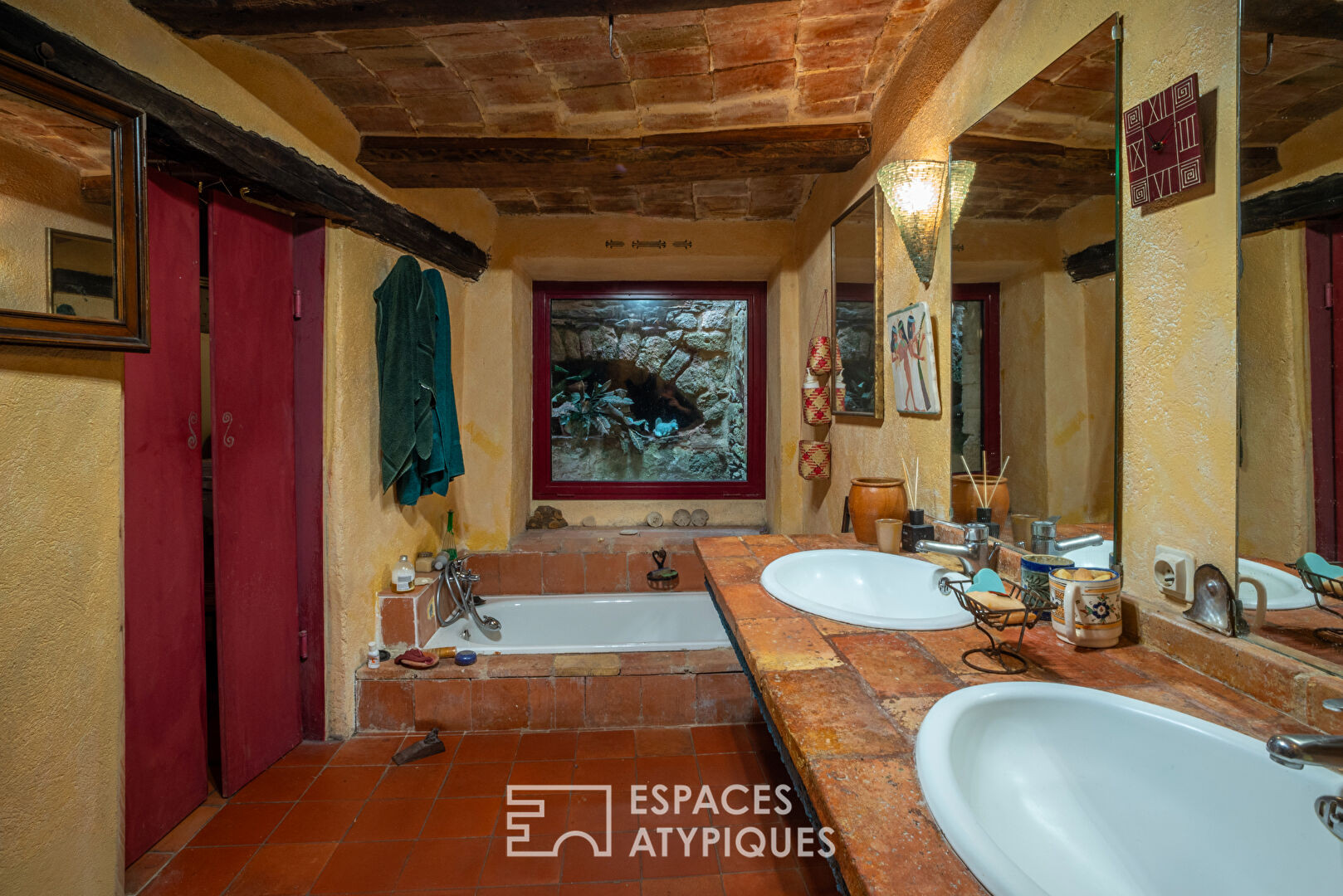 Ancienne magnanerie en pierre, rénovée, nichée dans un village du sud de l&rsquo;Ardèche