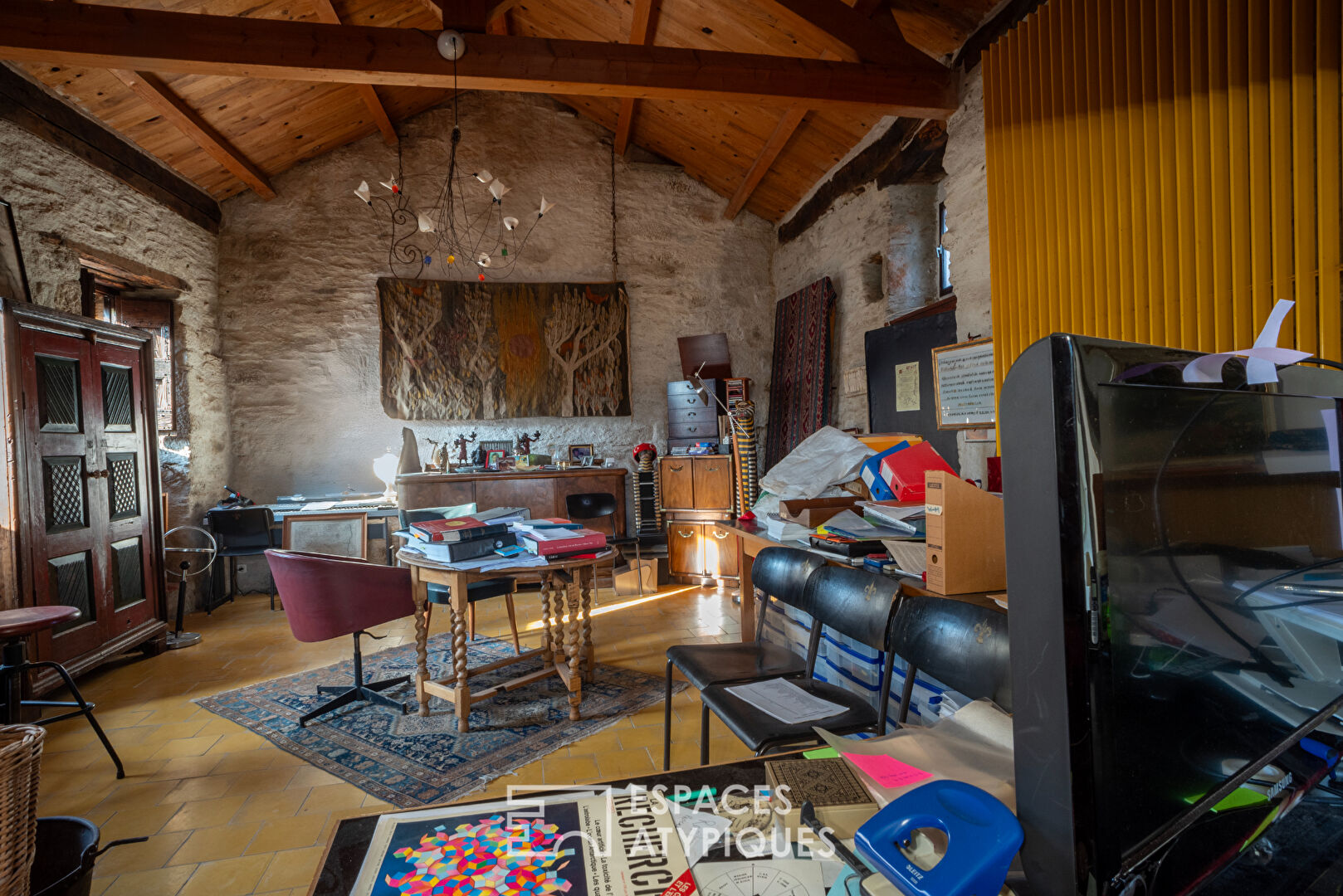 Ancienne magnanerie en pierre, rénovée, nichée dans un village du sud de l&rsquo;Ardèche