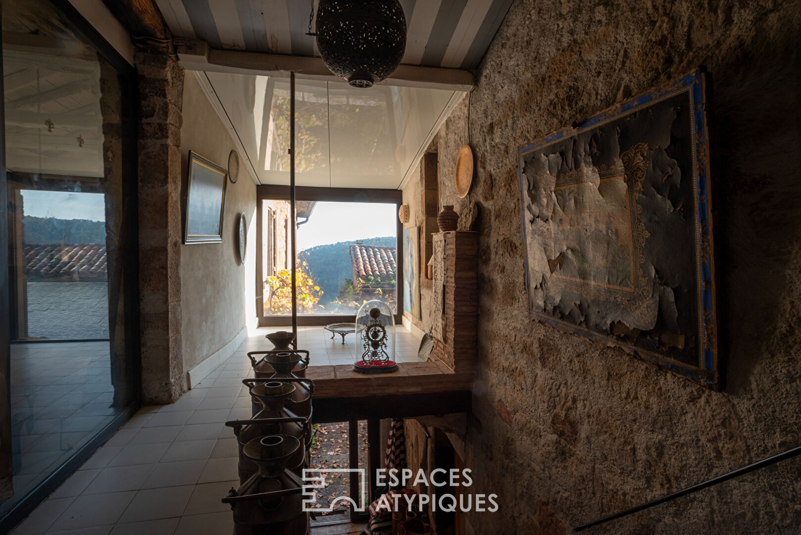 Ancienne magnanerie en pierre, rénovée, nichée dans un village du sud de l&rsquo;Ardèche