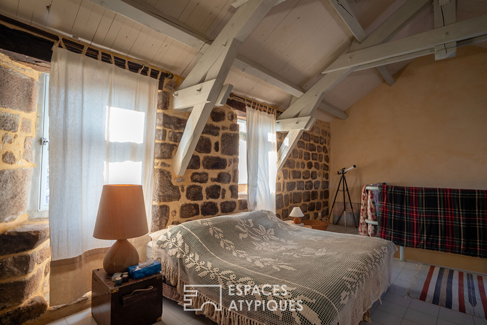 Ancienne magnanerie en pierre, rénovée, nichée dans un village du sud de l&rsquo;Ardèche