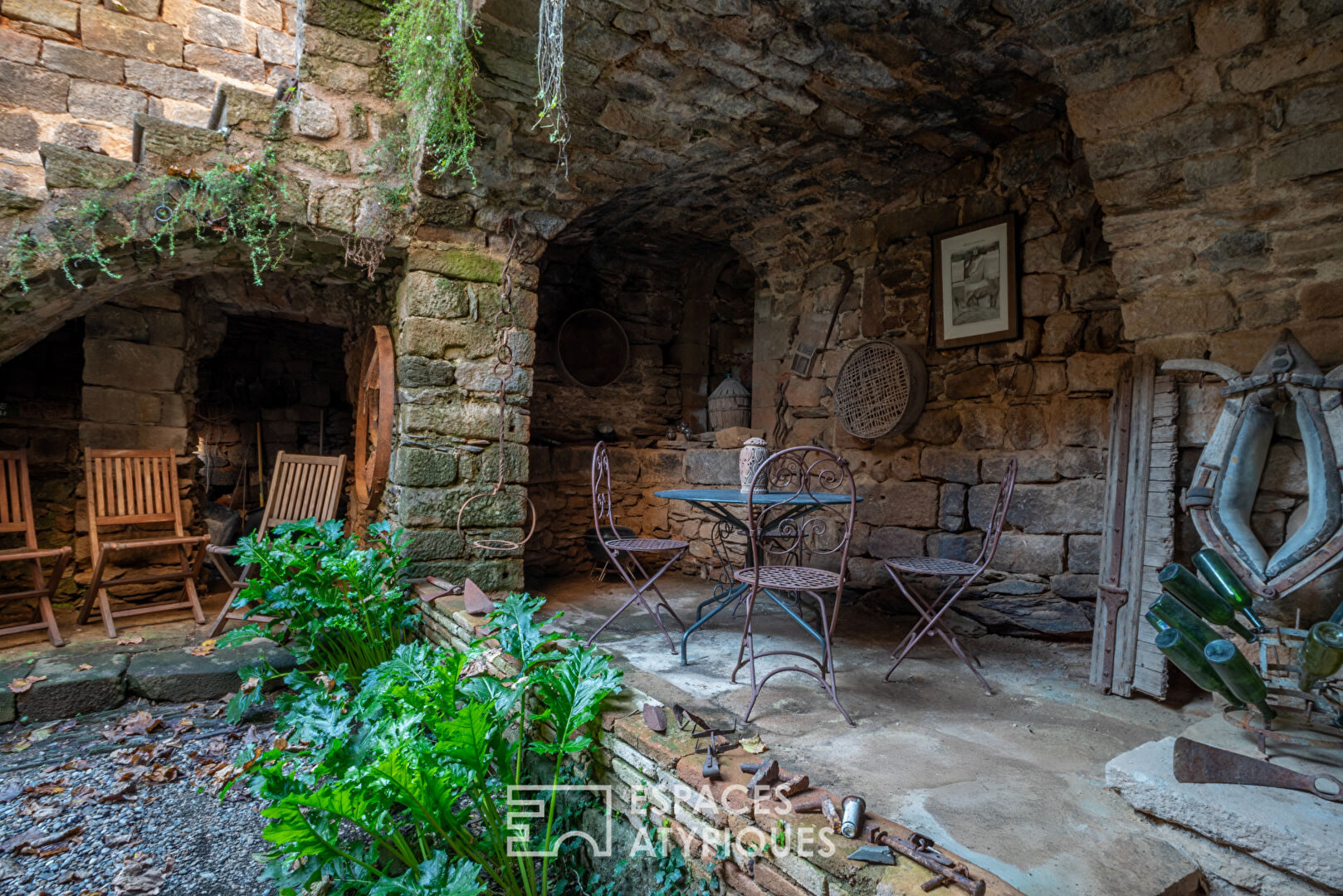 Ancienne magnanerie en pierre, rénovée, nichée dans un village du sud de l&rsquo;Ardèche