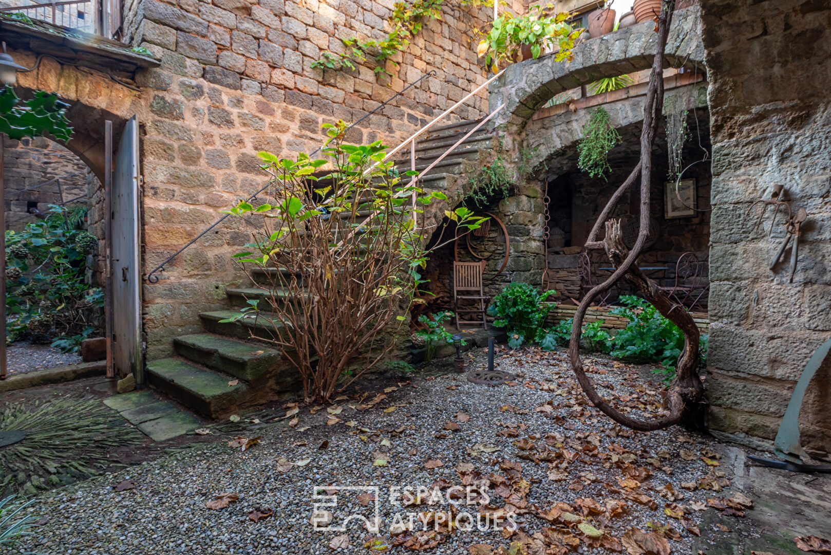 Ancienne magnanerie en pierre, rénovée, nichée dans un village du sud de l&rsquo;Ardèche
