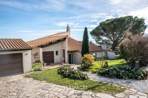 La vue panoramique d&rsquo;un habitat singulier en Ardèche