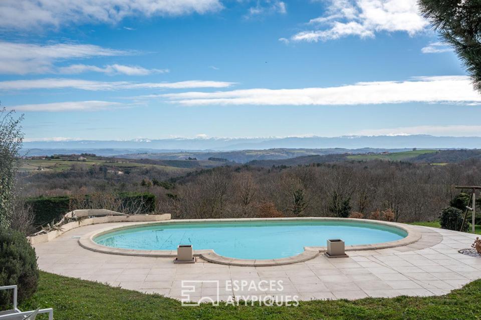 La vue panoramique d'un habitat singulier en Ardèche