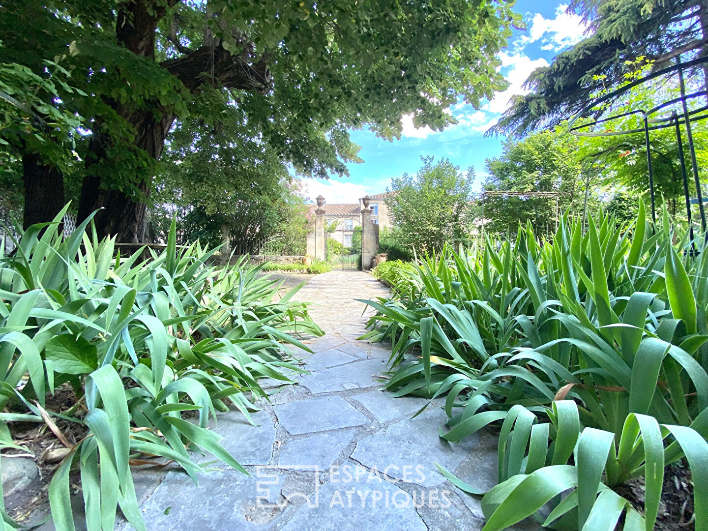 Bâtisse de caractère pour de beaux projets en Basse Ardèche