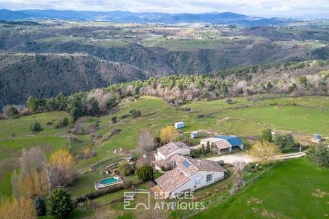 Domaine ardéchois de 13 hectares avec deux maisons et prairies pour chevaux