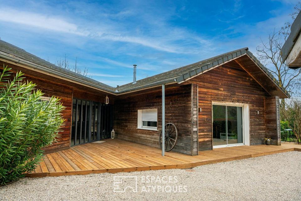 Épure contemporaine et refuge boisé : l'art de vivre au grand calme