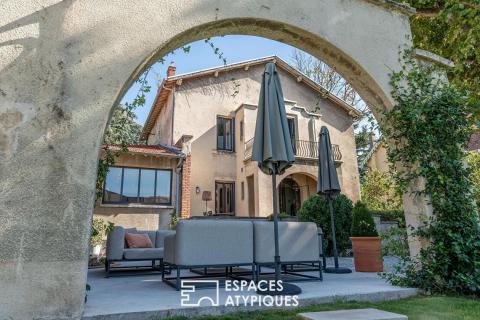 Grande maison bourgeoise rénovée avec jardin et piscine en centre ville