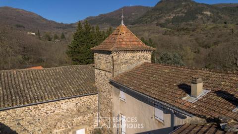 Belle ferme à rénover avec dépendances, pigeonnier, ruisseau, sur 9 hectares – Sud Ardèche.