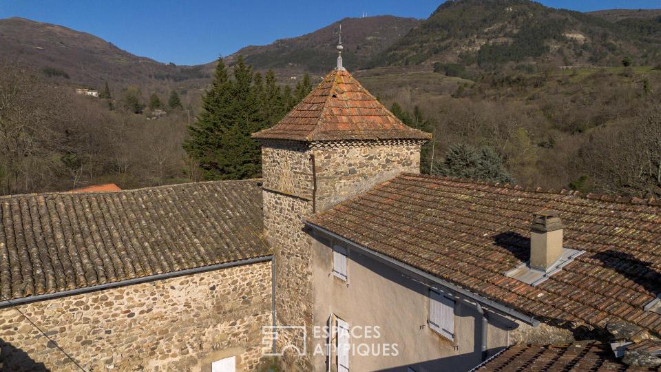 Belle ferme à rénover avec dépendances, pigeonnier, ruisseau, sur 9 hectares - Sud Ardèche.