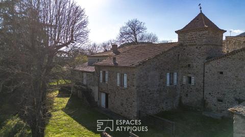 Belle ferme à rénover avec dépendances, pigeonnier, ruisseau, sur 9 hectares – Sud Ardèche.
