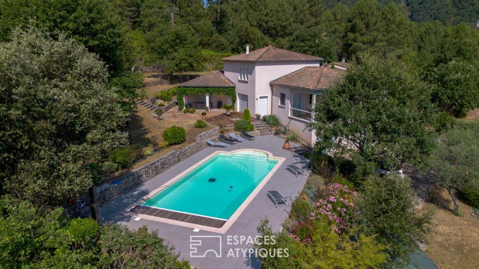 Belle maison d'architecte avec séjour cathédrale et spacieuse piscine