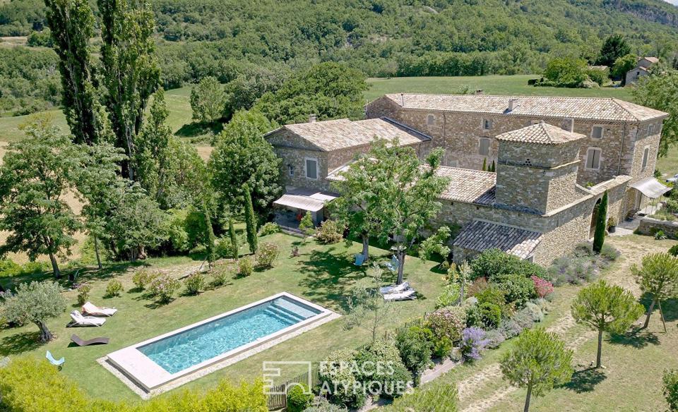 Demeure de caractère avec parc, piscine et dépendances ? élégance et inspiration en Drôme Sud