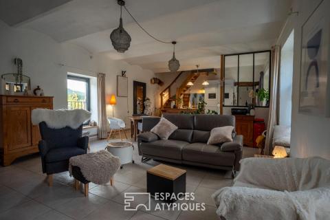 Mas de caractère avec piscine, panneaux solaires et vue sur la montagne