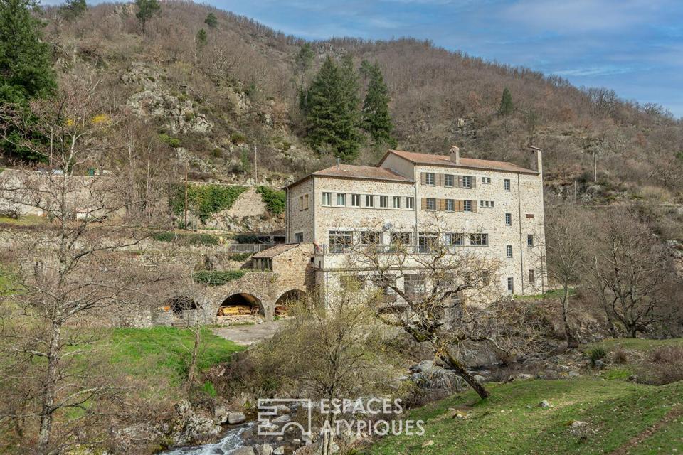 Un ancien moulinage aux multiples vies, entre rivière et nature