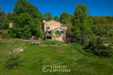 En Ardèche Verte, l&rsquo;environnement rare d&rsquo;un ancien corps de ferme.