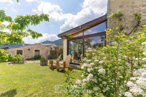 Vues panoramiques et cachet unique pour ce duo de petites bergeries à 20 min de Die