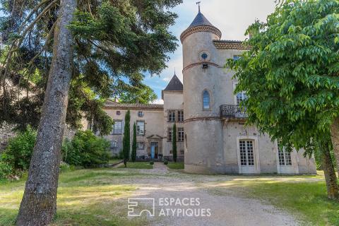 La vie de château réinventée au coeur d’un village perché.