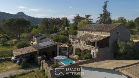 Bergerie  de caractère rénovée du XVIIIème siècle avec vue,piscine et carport