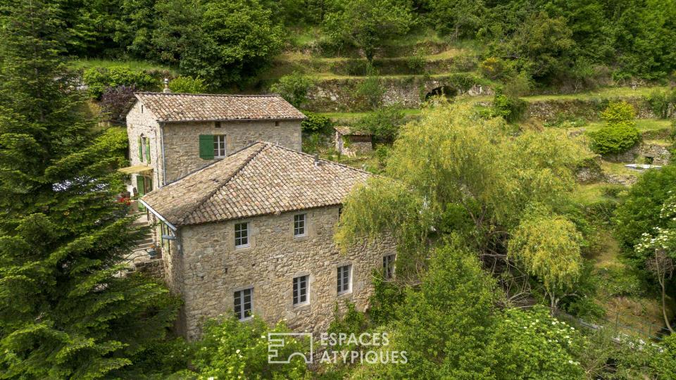 Charme et authenticité d'un ancien moulinage en pierre, avec gite, vue, ruisseau, source en Ardèche