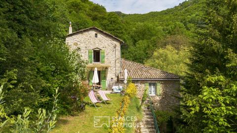 Charme et authenticité d&rsquo;un ancien moulinage en pierre, avec gite, vue, ruisseau, source en Ardèche