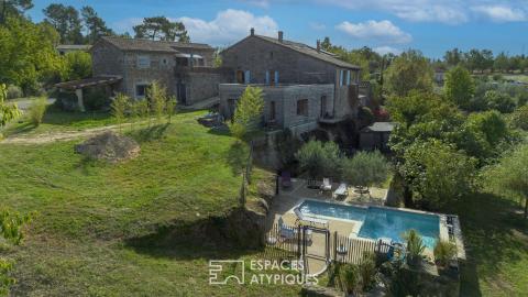 Mas de caractère rénové avec ses gîtes, sa piscine et son atelier d&rsquo;artiste