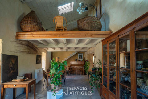 Mas de caractère rénové avec ses gîtes, sa piscine et son atelier d&rsquo;artiste