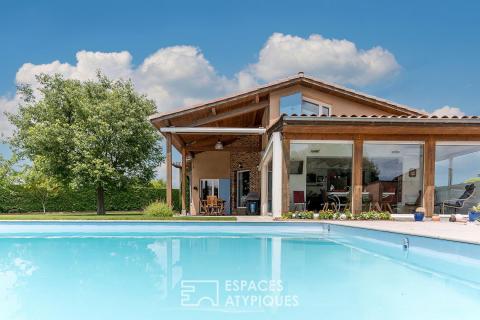 Architect-designed villa with a cathedral-ceilinged living room and swimming pool