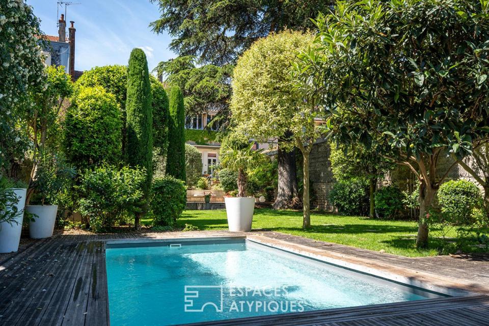 Maison bourgeoise avec piscine et jardin paysager en centre ville