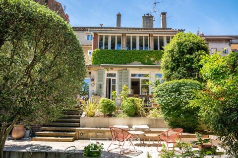 Maison bourgeoise avec piscine et jardin paysager en centre ville