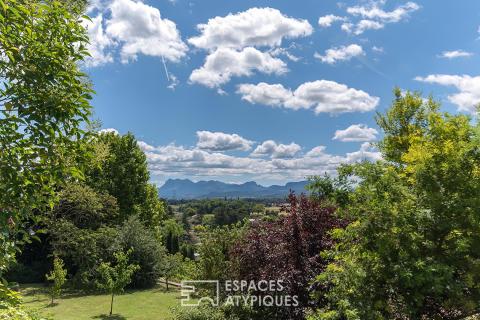 Maison de famille construite autour d&rsquo;une chapelle désacralisée avec vue d&rsquo;exception