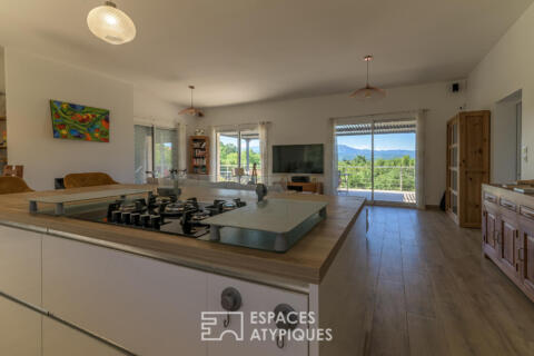 Villa contemporaine avec vue imprenable, piscine et environnement préservé
