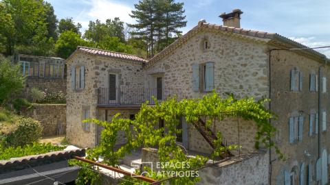 Mas en pierre restauré avec ses gîtes et terrasses face aux monts d’Ardèche