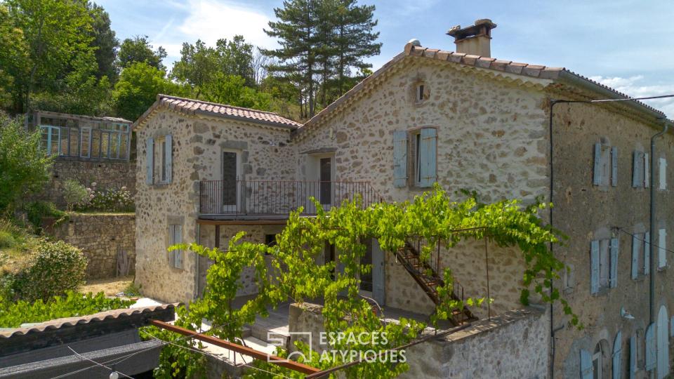 Mas en pierre restauré avec ses gîtes et terrasses face aux monts d'Ardèche