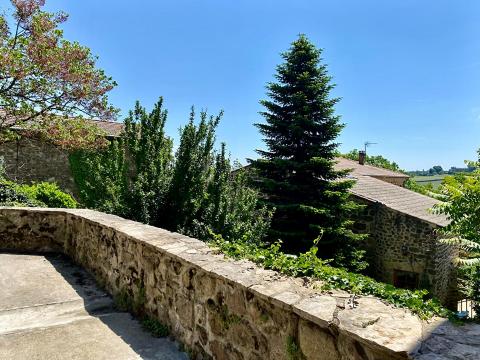 Village d&rsquo;Ardèche, le format atypique d&rsquo;une maison ancienne rénovée.