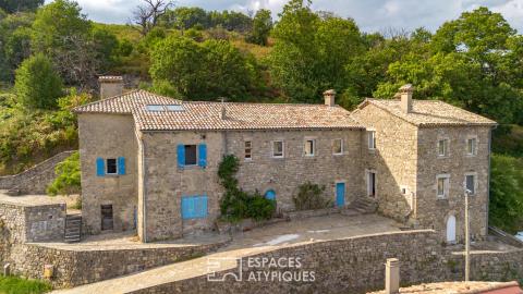 Demeure de hameau atypique – vieilles pierres et beaux volumes – belle vue – 1,5 hectares de terres.