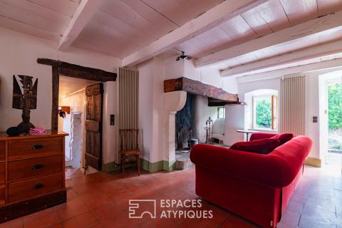 Demeure de hameau atypique – vieilles pierres et beaux volumes – belle vue – 1,5 hectares de terres.